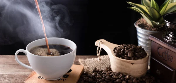 Taza Café Vapor Con Molinillo Frijoles Asados Maceta Flores Sobre — Foto de Stock