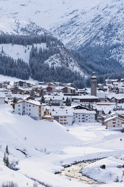 Village vue d'hiver avec tour d'horloge — Photo