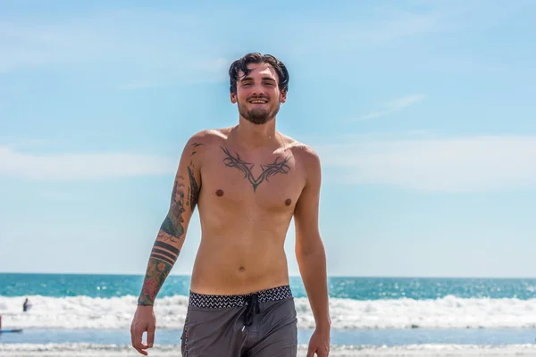 Jovem na praia — Fotografia de Stock