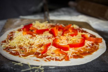 Taze yapılmış pizza 