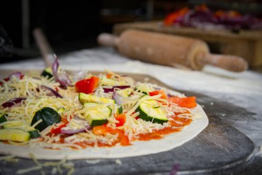 Taze yapılmış pizza 