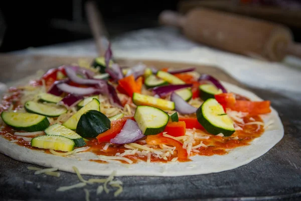 Taze yapılmış pizza 