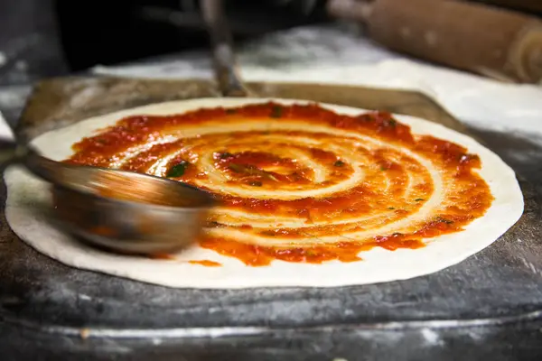 Taze yapılmış pizza 