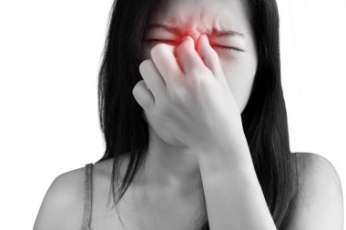 Diş ağrısı belirti beyaz arka plan üzerinde izole bir kadın. Beyaz arka plan üzerinde kırpma yolu.