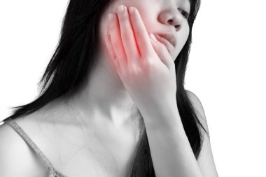 Diş ağrısı belirti beyaz arka plan üzerinde izole bir kadın. Beyaz arka plan üzerinde kırpma yolu.