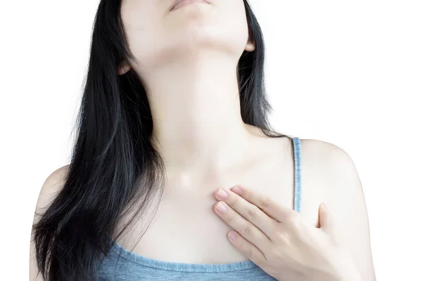 Dolor torácico o asma en una mujer aislada sobre fondo blanco. Recorte de ruta sobre fondo blanco . —  Fotos de Stock