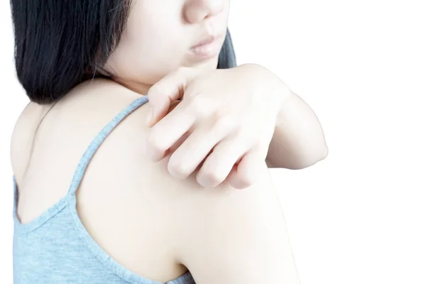Si gratta il braccio o la spalla in una donna isolata su sfondo bianco. Ritaglio percorso su sfondo bianco . — Foto Stock