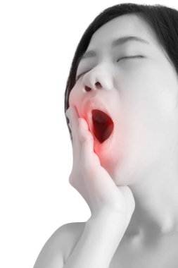 Diş ağrısı belirti beyaz arka plan üzerinde izole bir kadın. Beyaz arka plan üzerinde kırpma yolu.