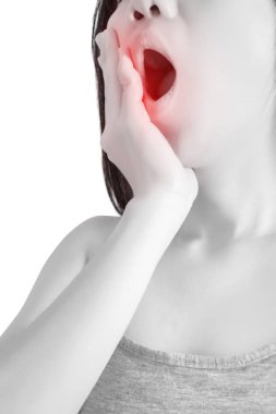Diş ağrısı belirti beyaz arka plan üzerinde izole bir kadın. Beyaz arka plan üzerinde kırpma yolu.