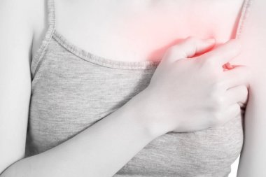 Göğüs ağrısı veya astım beyaz arka plan üzerinde izole bir kadın. Beyaz arka plan üzerinde kırpma yolu.