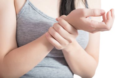 Beyaz arka plan üzerinde izole kadın bilek akut ağrı. Beyaz arka plan üzerinde kırpma yolu.