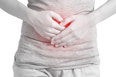 Beyaz arka plan üzerinde izole bir kadın mide ağrısı. Beyaz arka plan üzerinde kırpma yolu.