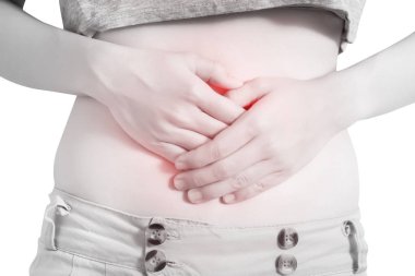 Beyaz arka plan üzerinde izole bir kadın mide ağrısı. Beyaz arka plan üzerinde kırpma yolu.