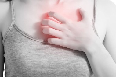 Beyaz arka plan üzerinde izole bir kadın onun göğsünden tırmalamak. Beyaz arka plan üzerinde kırpma yolu.