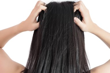 Beyaz arka plan üzerinde izole bir kadın başını tırmalamak. Beyaz arka plan üzerinde kırpma yolu.