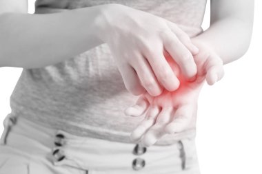 Beyaz arka plan üzerinde izole bir kadının elini tırmalamak. Beyaz arka plan üzerinde kırpma yolu.