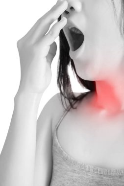 Akut ağrı ve boğaz ağrısı belirti beyaz arka plan üzerinde izole bir kadın. Beyaz arka plan üzerinde kırpma yolu.