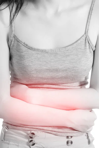 Bolesti žaludku u ženy izolovaných na bílém pozadí. Ořezová cesta na bílém pozadí. — Stock fotografie