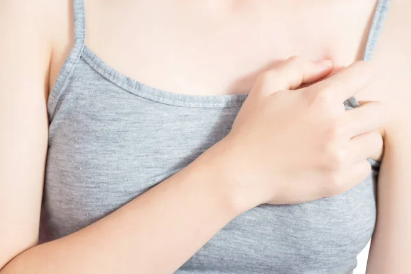 Brustschmerzen oder Asthma bei einer Frau, die auf weißem Hintergrund isoliert ist. Clipping Pfad auf weißem Hintergrund. — Stockfoto