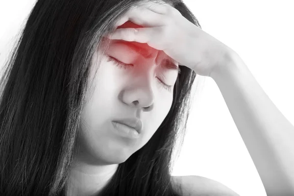 Sintoma de dor de cabeça em uma mulher isolada em fundo branco. Caminho de recorte no fundo branco . — Fotografia de Stock
