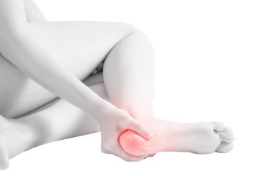 Beyaz arka plan üzerinde izole kadın ayak bileği akut ağrı. Beyaz arka plan üzerinde kırpma yolu.