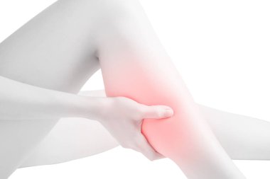 Beyaz arka plan üzerinde izole kadın baldır bacak akut ağrı. Beyaz arka plan üzerinde kırpma yolu.