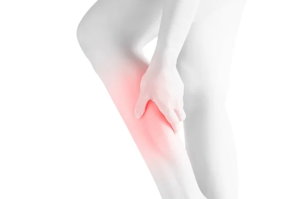 Akutní bolest v noze tele žena izolovaných na bílém pozadí. Ořezová cesta na bílém pozadí. — Stock fotografie