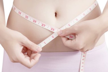 Kadın obez izole üzerinde beyaz arka plan ölçme. Beyaz arka plan üzerinde kırpma yolu.