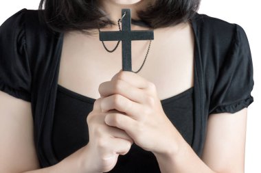 Güzel Asya kadın umutlu holding Hıristiyan sembolü haç beyaz arka plan üzerinde izole Tanrı'ya dua ile. Beyaz arka plan üzerinde kırpma yolu.