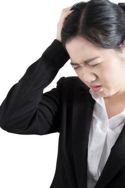 Beyaz arka plan üzerinde izole bir iş kadını olarak baş ağrısı belirti. Beyaz arka plan üzerinde kırpma yolu.