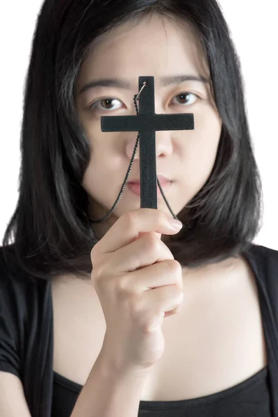 Schöne asiatische Frau mit hoffnungsvollem christlichen Symbol des Kruzifixes, das zu Gott betet, isoliert auf weißem Hintergrund. Clipping Pfad auf weißem Hintergrund. — Stockfoto