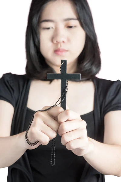 Frumoasa femeie asiatică cu speranţă ţinând în mână simbolul creştin al crucifixului rugându-se lui Dumnezeu izolat pe fundal alb. Clipping cale pe fundal alb . — Fotografie, imagine de stoc