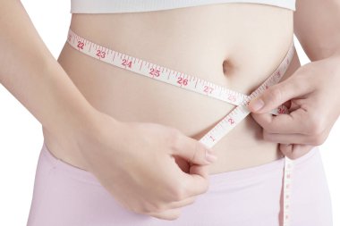 Kadın obez izole üzerinde beyaz arka plan ölçme. Beyaz arka plan üzerinde kırpma yolu.