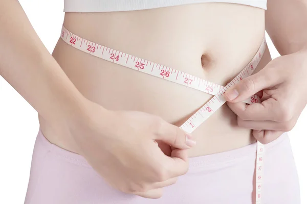 Vrouw meten zwaarlijvige geïsoleerd op witte achtergrond. Uitknippad op witte achtergrond. — Stockfoto