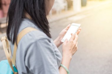 Küçük blogger veya rota applicat kullanarak backpacker Seyahat Asya