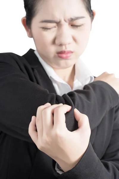 Akute Schmerzen im Ellbogen einer Frau isoliert auf weißem Hintergrund. Clipping Pfad auf weißem Hintergrund. — Stockfoto