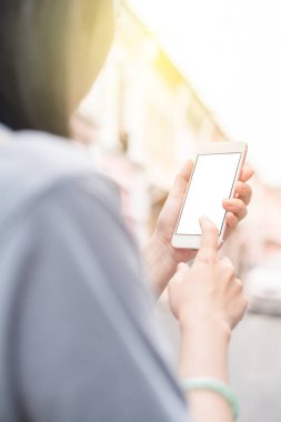 Küçük blogger veya rota uygulama bir şehir phuket, Tayland gerekli adres bulmak için cep telefonu kullanma backpacker Seyahat Asya.