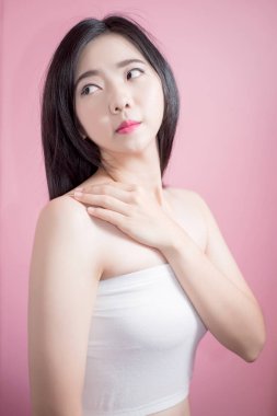 Uzun saçlı Asyalı genç güzel kadın çapraz kol ve parmak yukarıya doğru pembe arka plan üzerinde izole gelin. doğal makyaj, Spa tedavisi, Cilt Bakımı, kozmetik ve plastik cerrahi kavramı.