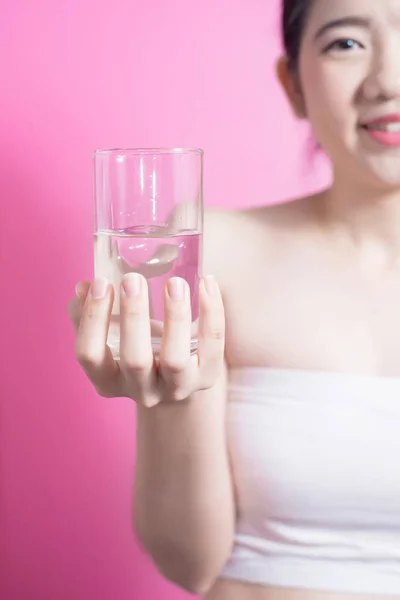 Saudável asiático jovem bela mulher bebendo água, beleza rosto maquiagem natural, isolado sobre fundo rosa . — Fotografia de Stock