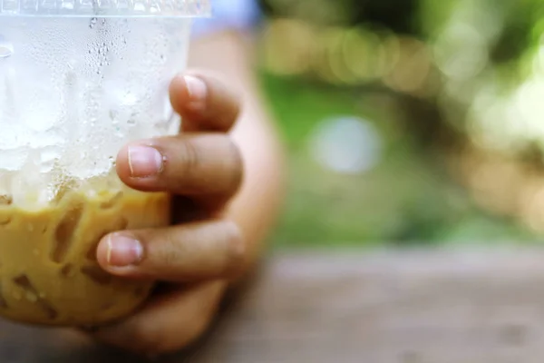 Primo Piano Mano Donna Possesso Cappuccino Freddo Caffè Ghiaccio Sta — Foto Stock