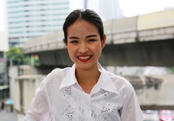 通りを歩いて美しいアジア女性笑顔の肖像画 — ストック写真