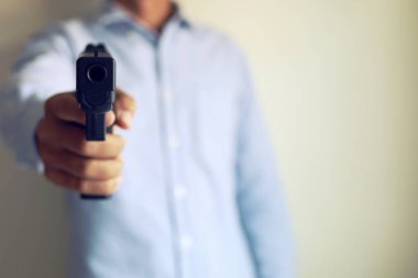 Yakın plan silahlı adam konsepti.