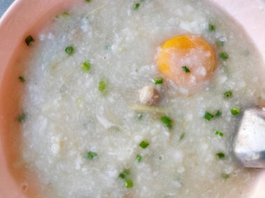 Kahvaltı için yumurtalı pirinç kasesi..