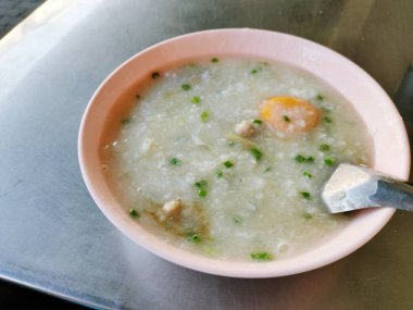 Kahvaltı için yumurtalı pirinç kasesi..