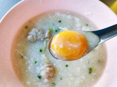 Kahvaltı için yumurtalı pirinç kasesi..