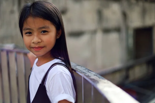 Прекрасна Азіатська Дівчинка Посміхається Портретом Подорожує Літніми Вихідними Місті — стокове фото