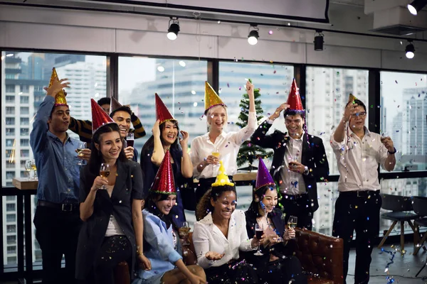 Jeunes Gens Affaires Souriants Sur Fête Nouvel Bureau Boire Champagne — Photo