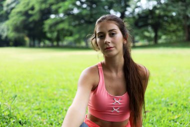 Beyaz, beyaz, kadın, spor portresi ve bahçede yürüyüş rahatlığı..