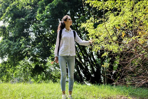 Mulher Bonita Sorrir Retrato Caminhando Relaxamento Jardim Fim Semana Férias — Fotografia de Stock