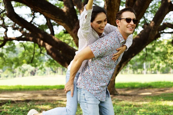 Jóvenes Parejas Viajando Caminando Vacaciones Jardín Para Tiempo Relajación —  Fotos de Stock